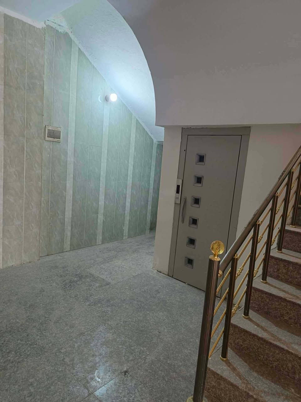 تفاصيل
بناية لايجار 
حي العامل منطقة السابعة مقابل ازياء الوائلي 
مساحة 348 متر ركن 
تحتوي على
طابق الارضي
محلات عدد ٤ 
شقق عدد ٢
مكتب ادارة 
طابق الاول 
تحتوي على مكاتب عدد ١١ ومجموعة صحيات 
طابق الثاني 
تحتوي على مكاتب عدد ١١
ومجموعة صحيات 
طابق الثالث 
قاعة كبيرة 
سعر الايجار طابق الاول ٢.٢٠٠ كل مكتب ٢٠٠الف دينار . 
وطابق الثاني نفس طابق الاول 
يحتوي على مصعد البناية.
ملاحظة طابق الارضي و القاعة ماجر بالكامل.  تصلح عيادات طبية مكاتب معاهد شركات مراكز
اي استفسار ***********
