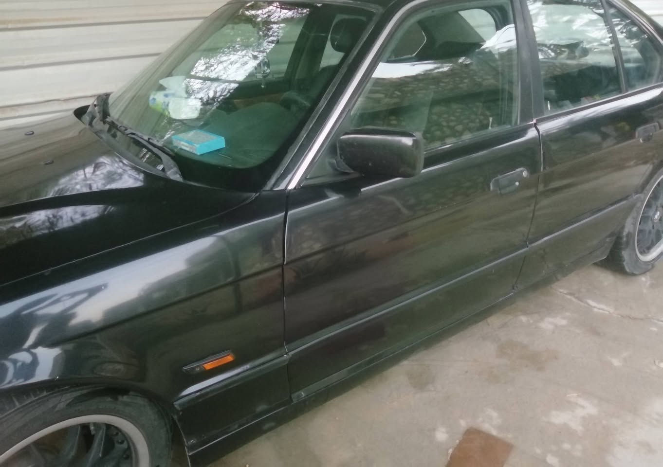 سلام عليكم .للبيع BMW.
موديل1990 .
حجم 525 اصل بجم عريض 
. مسكر فانوس
. مصبوغه جماليه .مواصفاتها معروفه   
حداديه امامي جديد 
 كهرباىيات كله بشرط 
جام 4 كهربائي 
ليت عالي زنون
تايرات جدد ويل كرن الغزال 
رقم السياره بغداد  تحويل
السعر/68 ورقه  والسوك بي كلشي 
مكان السياره/بابل الاسكندرية 
الرقم /***********‪
