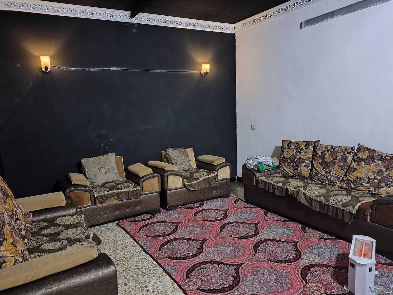 سلام عليكم بيت للبيع تجاوز 100 متر كامل وعالي عن الشارع  حيل نضيف الحمام وتواليت مشترك سيراميك غرفه جبيره ومطبخ وستقبال وكراج وتواليت خارجي البيت مطبك كاشي سكف سندوج مضروب سلفون عازل مقابيل شركت الزوراء السعر 20 ***********
