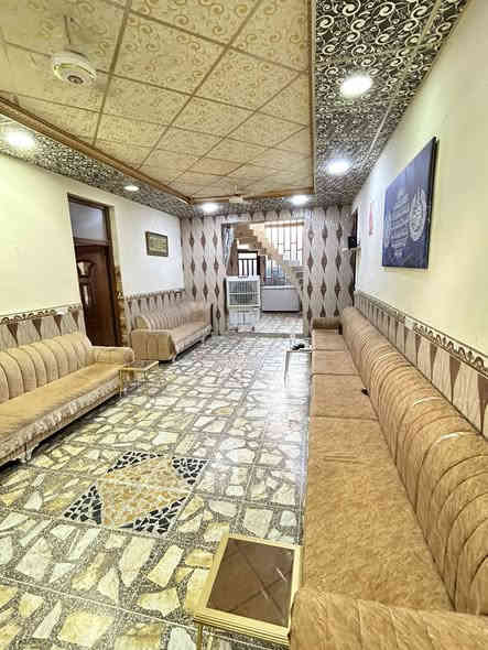 السلام عليكم
البيت للبيع طابقين
معمل ادويه خلاف صيدليه بغداد 
شارع (10 
مساحة البيت /300 م 
مساحة البناء /250 
يحتوي على /6 غرف 
يحتوي على صالتين 
معى ثلاث حمامات 
مطبخ حار بارد
صالة ضيوف 
البناء/2022
للاستفسار الاتصال على 
***********
***********
