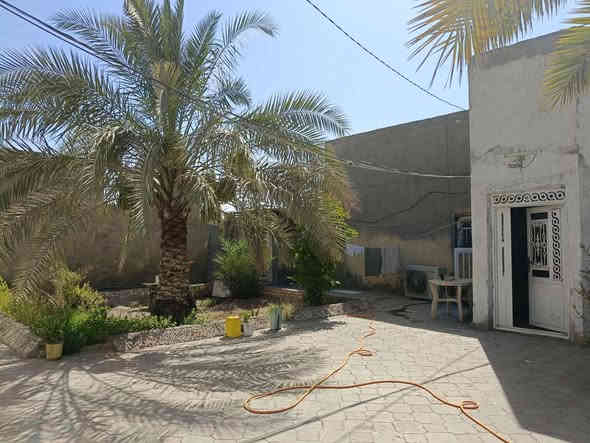 بيت 600 متر يتكون من اربع غرف نوم وصاله 9في4 وحديقه وكراج وستقبال معزول عن البيت البناء حجر تجعيب وسيراميك للبيت كله ارضيه وجدران العنوان خلف معمل الغاز الجنوبي منطقة المراشده موبايل ***********
 السعر 110 مليون وقابل لتفاوض
