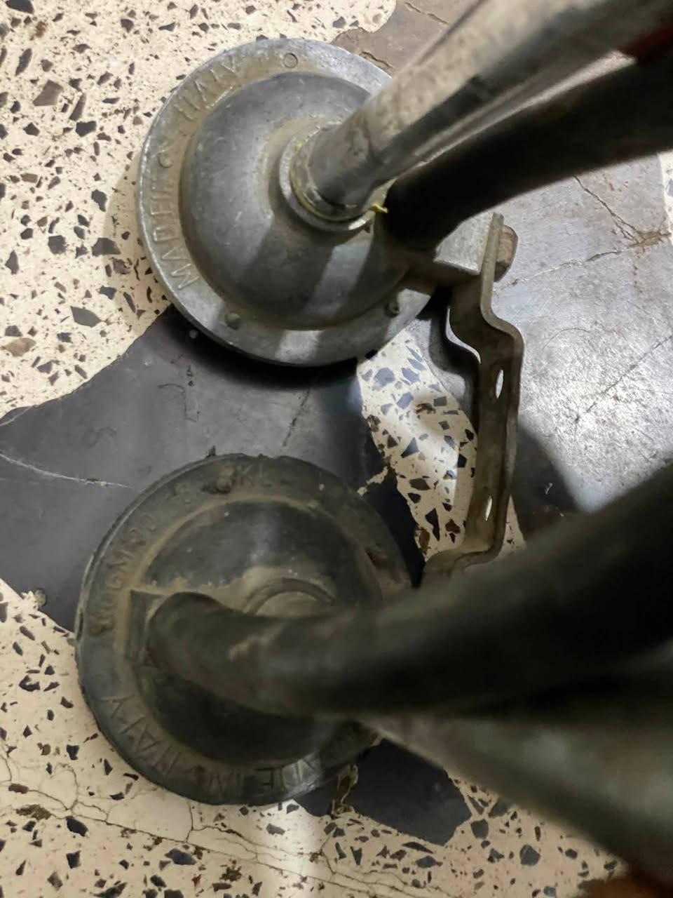 هورن براد كهربائي 12 فولت شغال ع لفحص لستفسار  قيم بل يرضي بي الله***********
