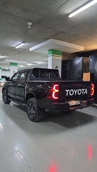 السلام وعليكم للبيع هايلوكس 2023  ماشيه ٥١كم  مكفوله وكير اوتو ماتيك و...