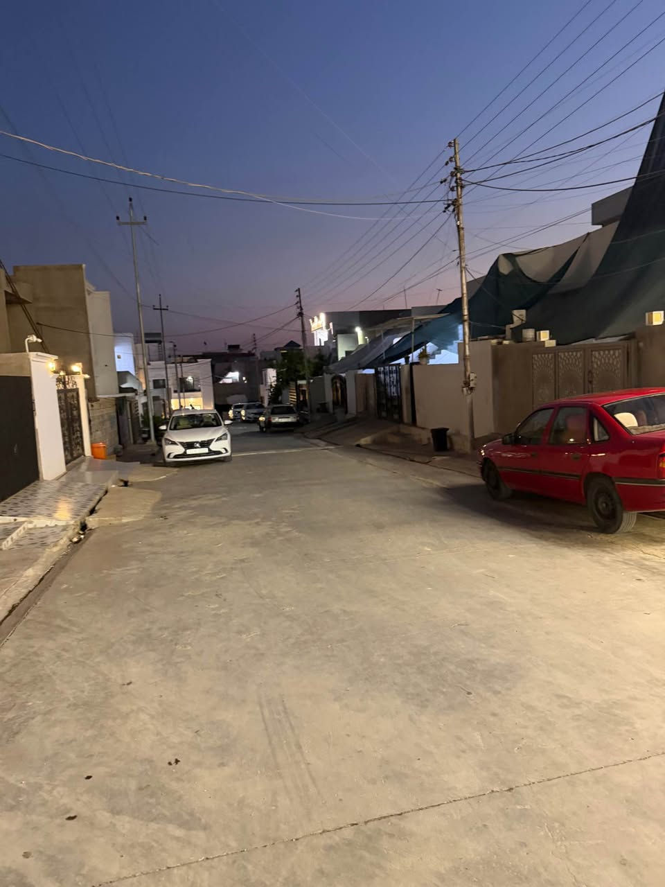 دار البيع  
مكان كركوك شوراو يه كيتي احله منطقه خلف فرعوني 
ماسحه ١٠٠ متر 
سعر ٧٨ مليون بي مجال بسيط 
ثلاث غرف نوم صحيات ٢ هول مطبخ و مساعد مطبخ 
كراج بيت فول فول تبريد مركزي سقف مغربي 
شيرزاد عقارات
للاستفسار اكثر اتصل علي الارقام التاليه
***********
***********
* نستقبل جميع عروضاتكم السكنية 🏠 والتجارية 🏡 بكافة مناطق 
او زيارة مكتبنا 
ع سايدين مركز شرطة رحيم اوه مقابل صيدلية پار كركوك, العراق
