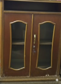 ميز خشب • ميز ملابس • باب مكسور