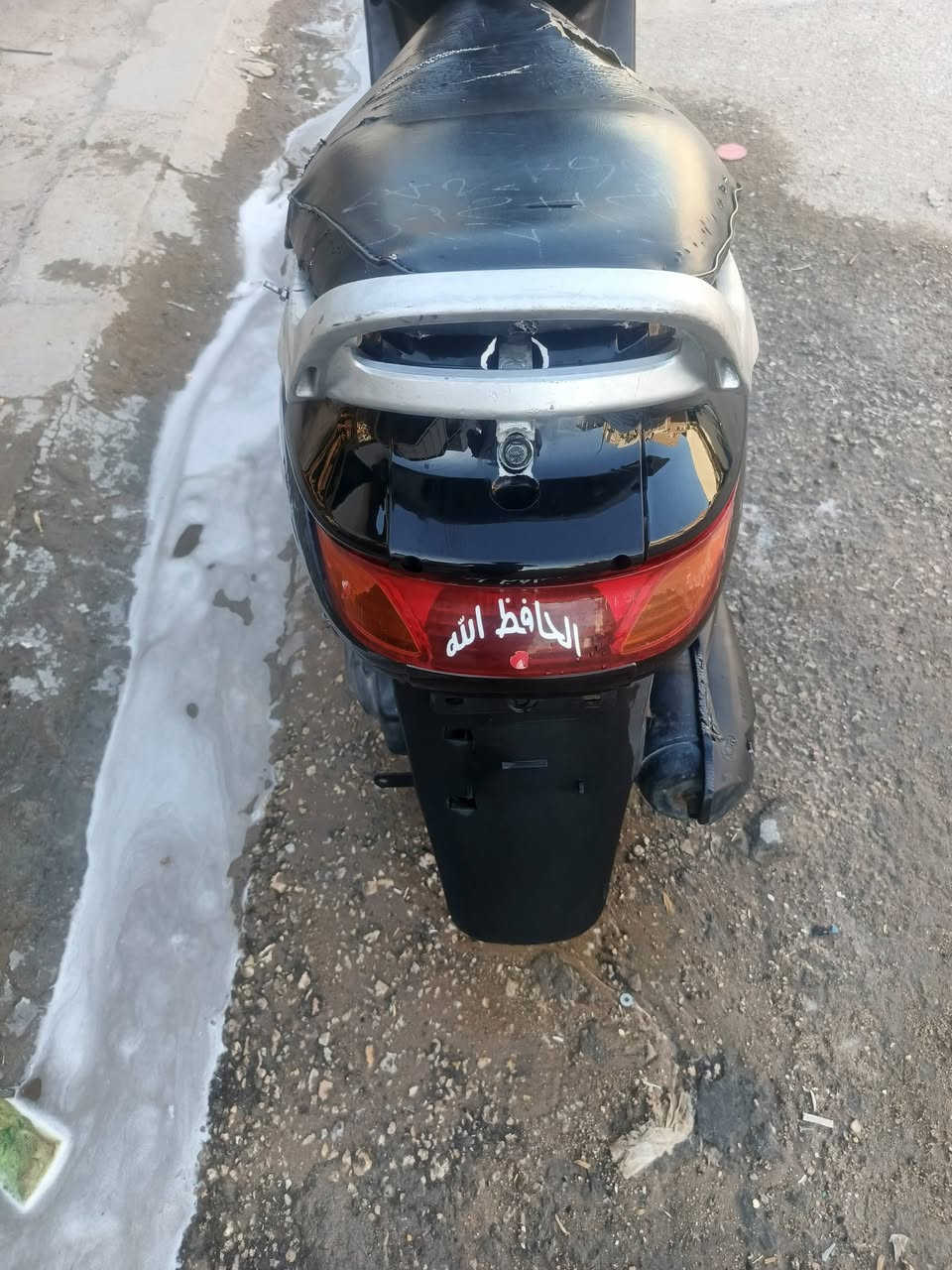 السلام عليكم دراجه فراشه فحل للبيع كهربائيات كلها شغال سليف دراجه ما مفتوحه مال حاويه ما صار لها هواي من طالعه فول نظافه سعر مناسب سعر 350 بيها مجال مكان النجف حي الوفاء وهذا رقمي ***********
