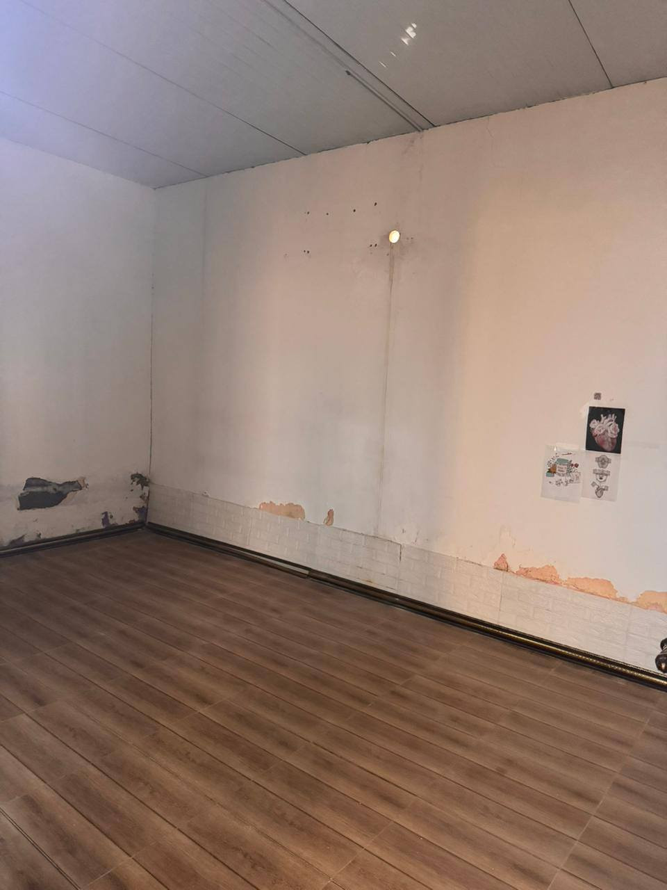 بيت للايجار تجاوز في القبلة السوق الكبير(القديم)السقف سندويج والارضيه سيراميج يحتوي على غرفتين وصالة ومطبخ ودوانيه ومشتملات وطارمة للاستفسار تواصل ***********
