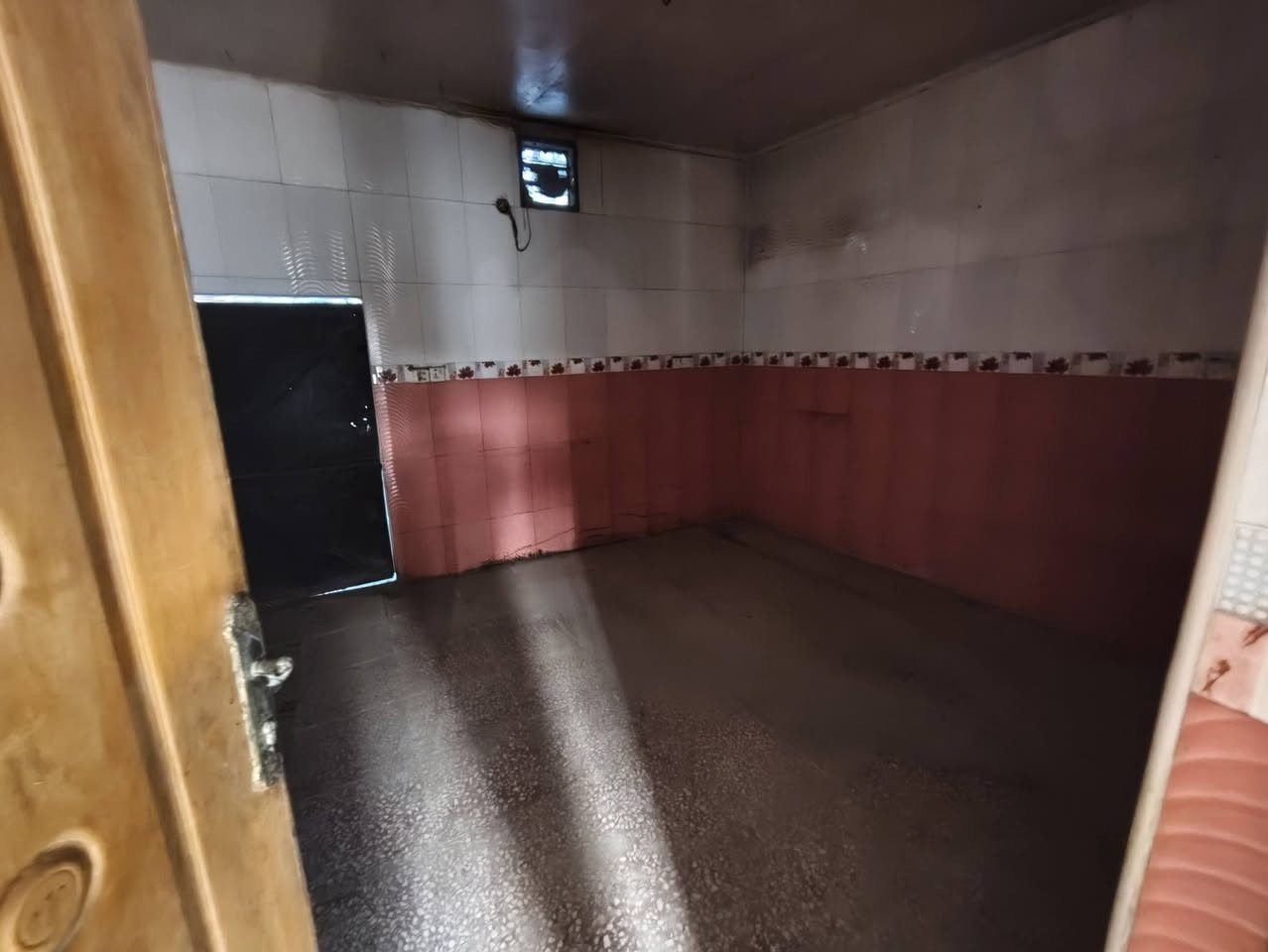 بيت للايجار حي صدر ثالث شارع 30 منطقه كامل الخدمات وتبليط ب باب البيت للايجار مساحه 100 متر    ***********                    ***********
