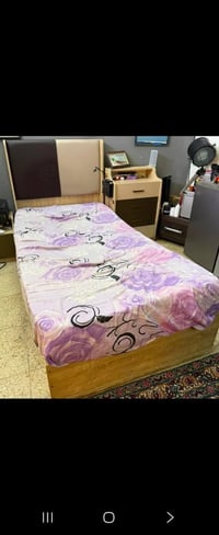 غرفه نوم بحاله جيده جدا وياهه ميز تواليت بس ممصورته مابيهه اي كسر سرير...