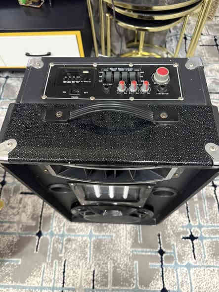 السلام عليكم للبيع
ديجي سبيكر 80 واط الوجبة الاولى ابو الشمعات ومايك يشتغل بطارية وكهرباء
شادله نظام بلوتوث ويشتغل اواكس
السعر 150 الف
عنواني بغداد / سبع ابكار 
للتواصل ***********
