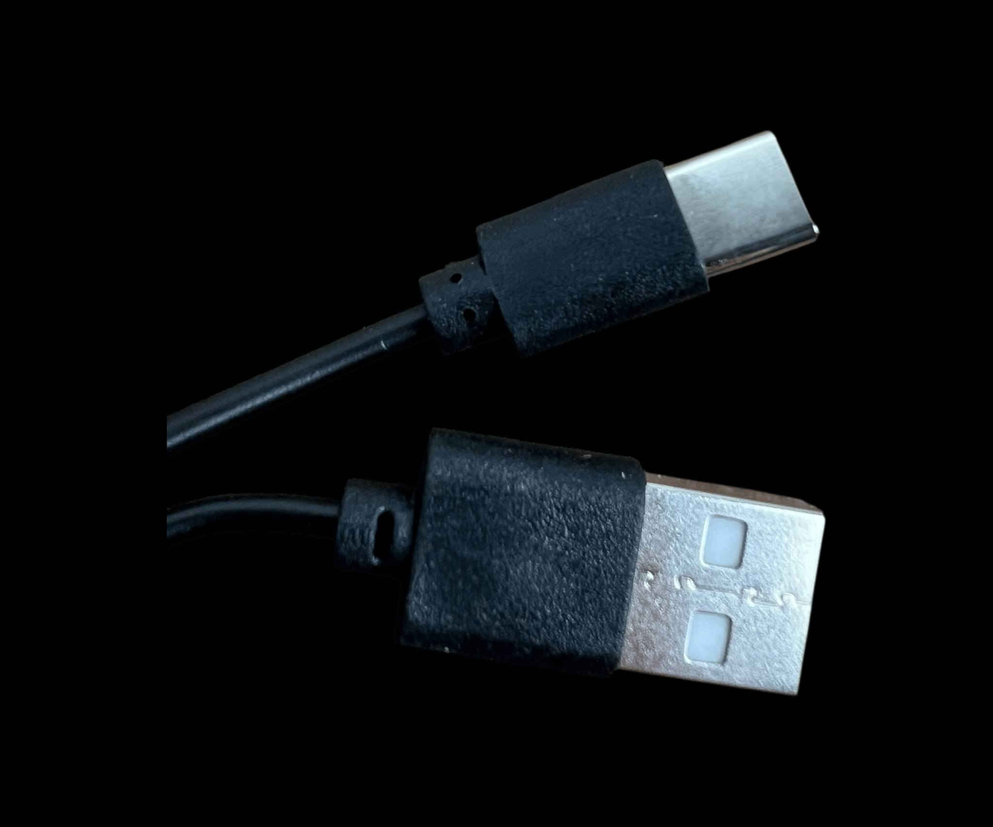 سماعات بلوتوث AKZ – إصدار Q50 و Q51 مع شاشة LED وزر سماع المحيط

الاستخدامات

الاستماع للموسيقى أثناء المشي والرياضة

إجراء واستقبال المكالمات بدون استخدام الهاتف

استخدام آمن في الأماكن العامة والقيادة

تشغيل الموسيقى مباشرة من كرت ذاكرة TF

مناسبة للاستخدام اليومي والأنشطة الخارجية

المميزات

اتصال بلوتوث لاسلكي ثابت (Q50  Q51)

وحدة تحكم دائرية ذكية متصلة بالسماعة (Q50  Q51)

شاشة LED لعرض حالة التشغيل ومستوى البطارية (Q50  Q51)

وقت التحدث يصل إلى 28 ساعة، مع شحن سريع خلال ساعتين فقط،

وقت استعداد (Standby) يصل إلى 130 ساعة للاستخدام الطويل دون قلق من نفاد البطارية.

تحكم كامل بالموسيقى والمكالمات (Q50  Q51)

مايكروفون مدمج للمكالمات (Q50  Q51)

زر مخصص لتفعيل المايك الخارجي وسماع المحيط (Q50  Q51)

سماع الأصوات المحيطة أثناء تشغيل الموسيقى لتعزيز الأمان (Q50  Q51)

دعم تشغيل الموسيقى عبر كرت TF بدون هاتف (Q50  Q51)

شحن سريع عبر منفذ Type-C (Q50  Q51)

صوت واضح مع تقنية Super Bass (Q50  Q51)

ميزات خاصة بكل إصدار

تصميم خفيف وبسيط مناسب للاستخدام اليومي (Q50)

استهلاك طاقة أقل للاستخدام الطويل (Q50)

سماعات In-Ear مع وسادات سيليكون ناعمة تدخل داخل الأذن (Q51)

ثبات أعلى أثناء الحركة والرياضة (Q51)

صوت أقوى وباس محسّن للأنشطة الخارجية (Q51)

المواصفات

طول سلك السماعة: 40 سم

قياس الكارتون:

- الطول: 9.5 سم
- العرض: 3 سم
- الارتفاع: 17 سم

نوع السماعة: In-Ear

نوع الشحن: Type-C

بلد المنشأ: صنع في الصين

محتويات الصندوق

سماعة بلوتوث AKZ (Q50 أو Q51 حسب الاختيار)

سلك شحن Type-C

دليل الاستخدام

الملاحظات

ميزة سماع المحيط تعمل عبر زر مخصص وليست تلقائية

السماعة لا تعزل الصوت الخارجي بالكامل عند تفعيل المايك الخارجي

مناسبة للرياضة، المشي، والقيادة

يدعم التشغيل بدون هاتف عبر كرت TF


**إذا كنت صاحب هذا الإعلان وتريد حذفه لأي سبب، رجاءا أرسل رسالة إلى الدعم الفني**