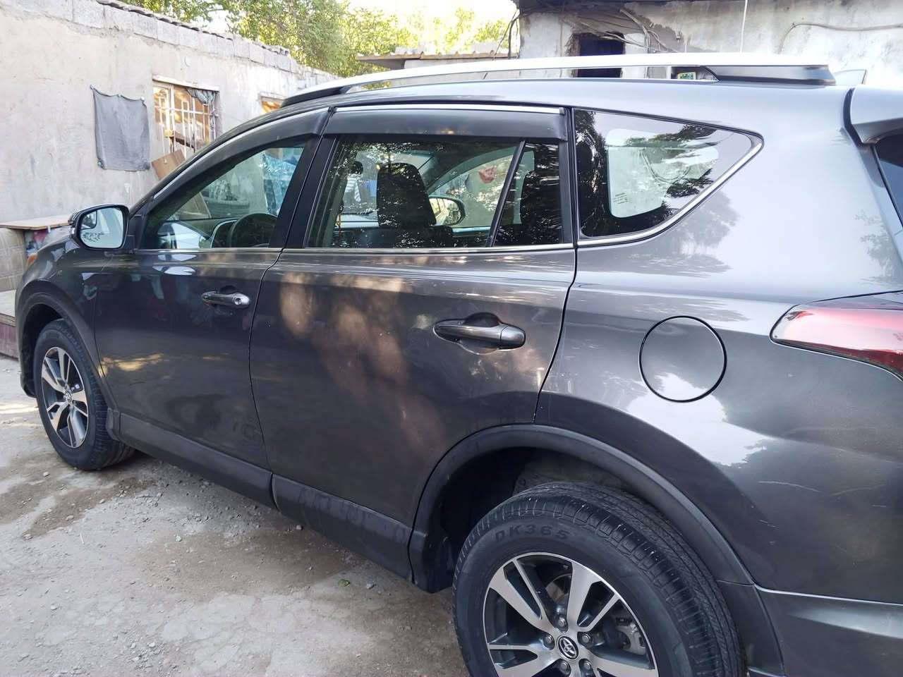 السلام عليكم راف فور للبيع موديل ١٦ضررها باب جنطا وربع من الباب ورة السايق صبغ مواصفات تو ويل سويج سلايت حدادية جديدة تخم تايرات جديد السعر 155ورقة قابل للتفاوض ***********
