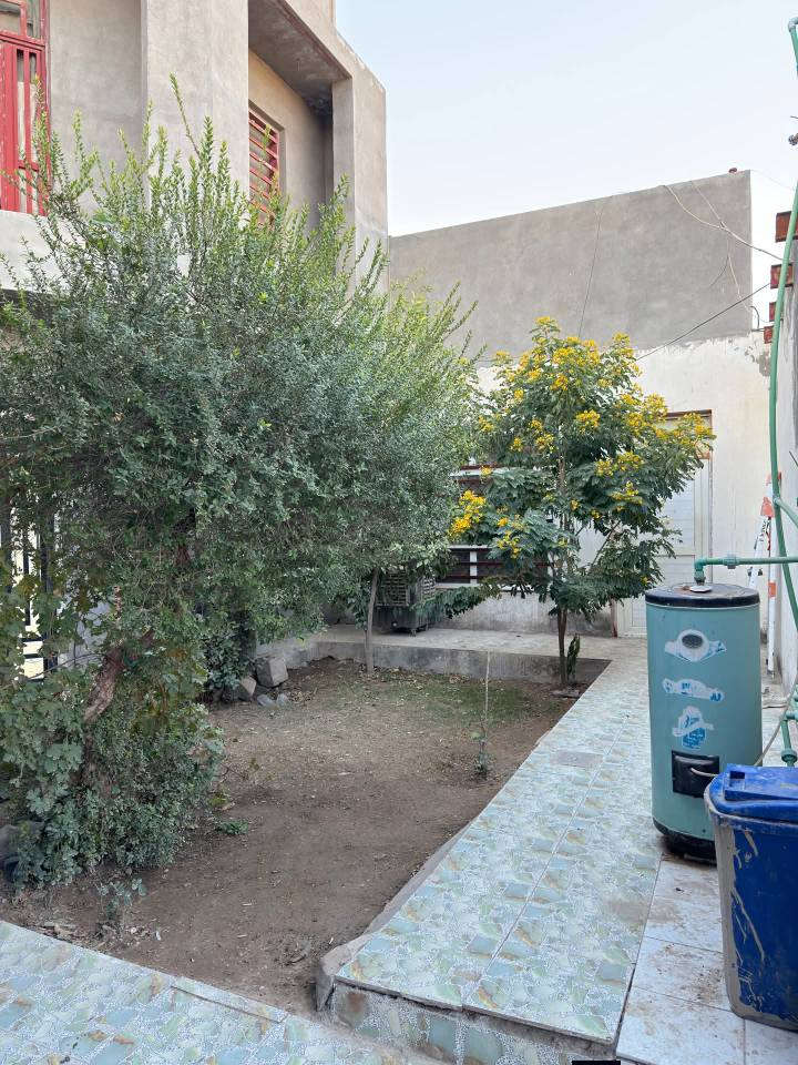 بيت طابقين 300 متر بناء حديث
السعر 350
مشتمل 75 متر 
البيت مع المشتمل كامل 450
العنوان الديوانية العروبه الثالثه فرع أسواق الربيع
للتفاصيل ***********
