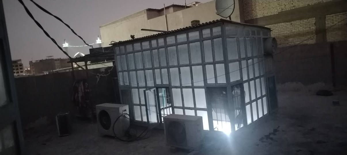 دار في الجديده الأولى خلف شارع المدينه مقابل مدرسة فلسطين سابقا حاليا مدرسه السدير الابتدائية بناء ٢٠١٢ هيكل حديد شيلمان نضام إيراني طابق اول غرفه صاله مطبخ استقبال تخاريج طابق ثاني ثلاث غرف نضام سويت سعر ٢٠٠ دولان وحده عايز درميم فقط يصلح سكن ويصلح مغزن تجرو ***********
