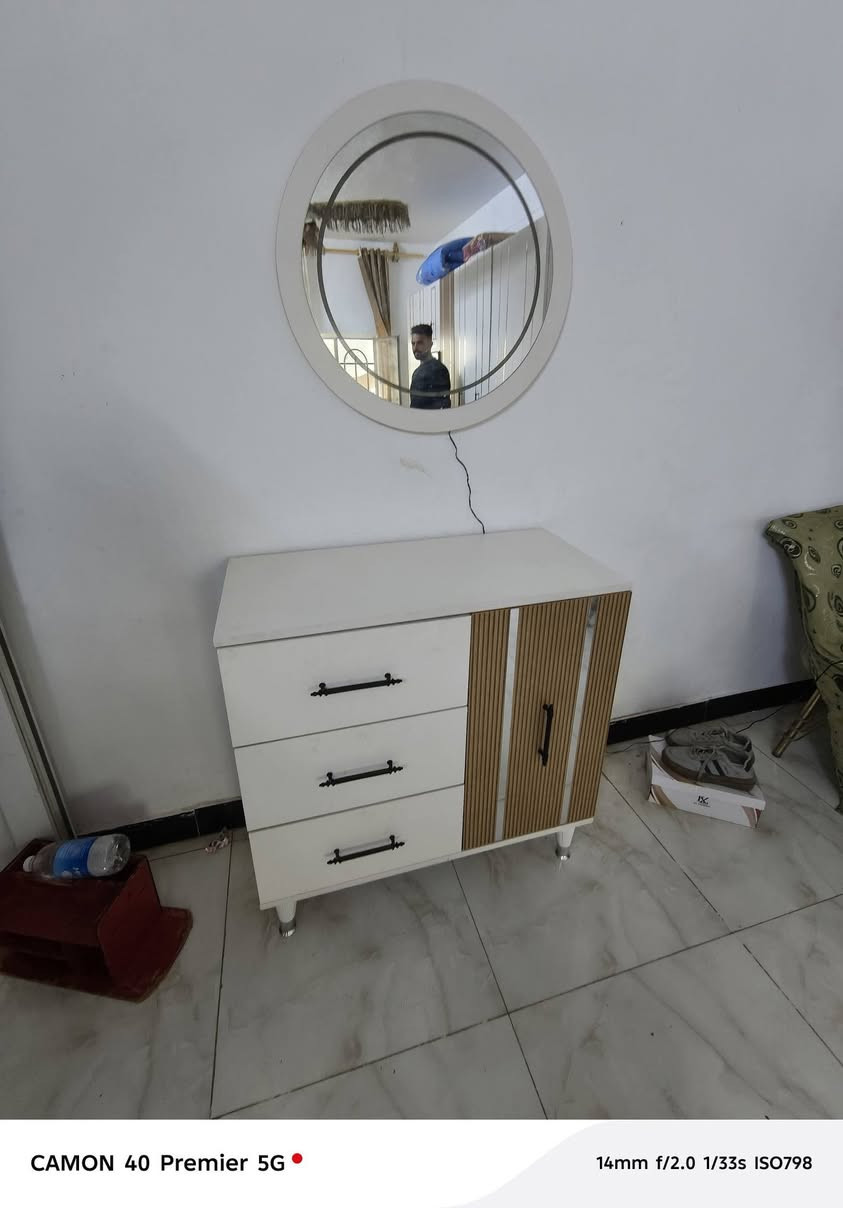 غرفه تركيه مستخدمه شي قليل في معرض ومزاد الرسول كاطون الرازي نهاية 🔚 الشارع للاستفسار *********** واتساب اومراسلة الصفحه ملاحظه مستعدون لشراء كافة الأثاث المنزلي المستخدم والجديد والغرف النوم العراقي والتركي
