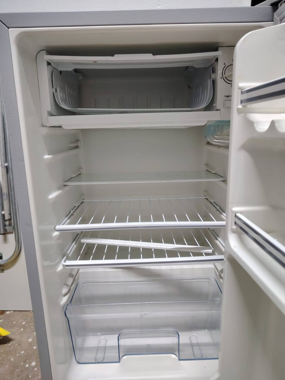 ثلاجة صغيرة ونضيفة للبيع للاستفسار مراسلة واتساب
‏‪***********‬‏
