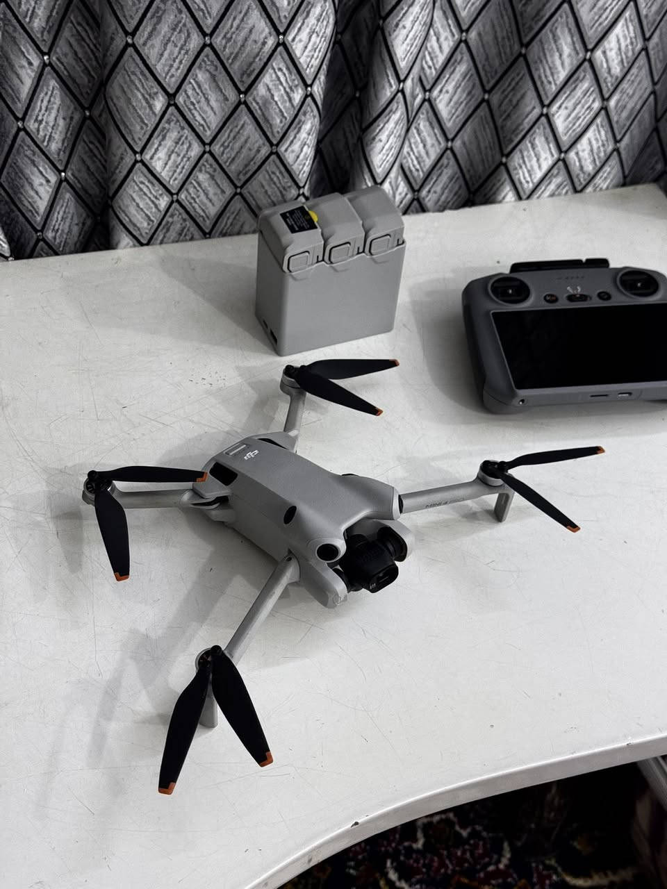 طائرة درون Dji mini 4 pro
الدرون نظيفة جدا عد الطيران بيها ٦ ساعات بس 
الدرون ما بيها اي شيء غير الضربه الي موضحه أمامكم فقط وما مأثرة ع حالة الدرون نهائيا 
***********
