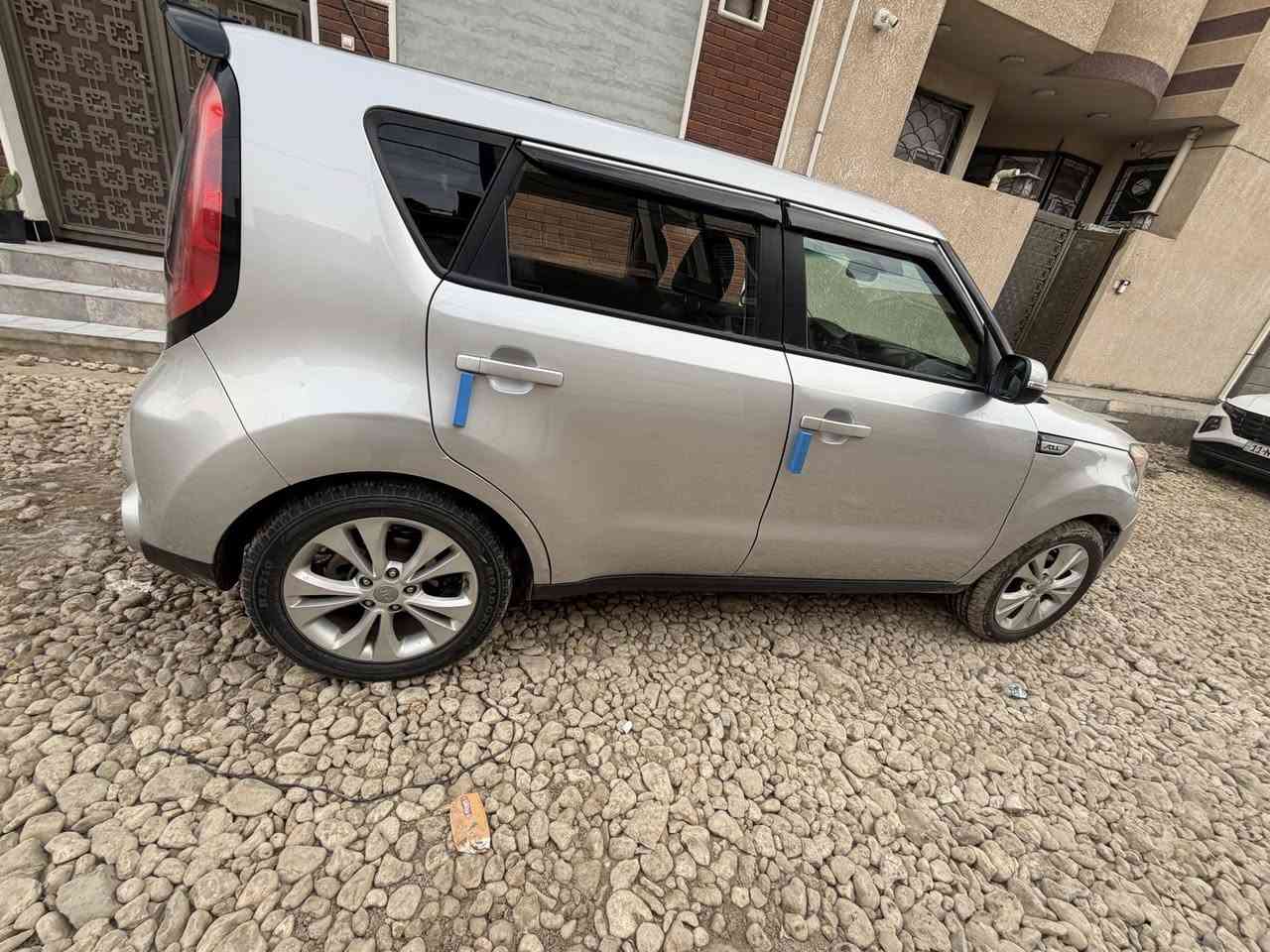 السلام عليكم 
كيا صول 
موديل 16
وارد امريكي
رقم بغداد انكيلزي مميز
ماشيه 66 الف حقيقي
المواصفات
مود درايف
كامرا شاشه
تحكم جهتين
كشاف
كشن كهرباء
اشاره بالمري 
كشنات جلد
مكينه 2000 جي دي
كير At
تخم تاير جديد 
تبريد ثلج سياره مال جناي مابيه نقص اي شي
حادثه جاملغ وبنيد  وبيه صبغ من امريكه بالتكمه  كدام عينك بالسونار 
السعر106 وبيه مجال بسيط
مكاني بابل***********
