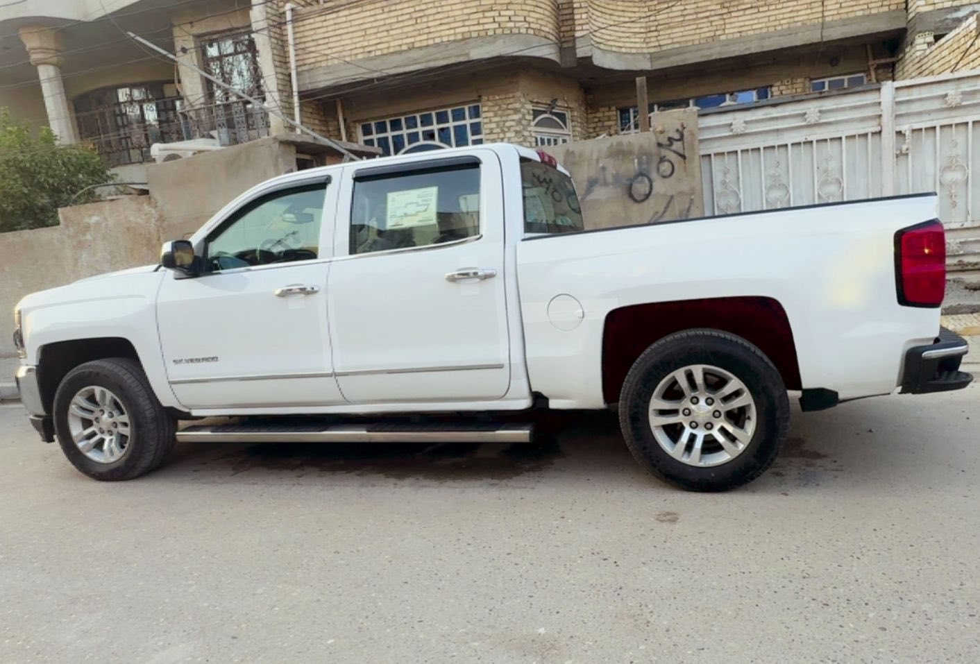 سلفرادو 2017 السياره جاهزه من كلشي
8V 5300 
فور ويل 
باب طويل بدي قصير المرغوب 
شاشه كبيره 
تبريد منفصل 
كامره دواره 
دوشمه جديده 
تخم تاير جديد 
باتري جديد 
حداديه جديده 
السياره عليها ادامه كامله ماتصرف ولا دينار 
مابيها نقص ولا برغي 
حادث جانبي 
بجم كبس بلادي شركه 
ايرباك برده فقط 
رقم بغداد باسمي. شرط التحويل 
سنويه جديده لغايه 2029 
السعر 175$ 

‼️‼️بيع او  مراوس برام
مكاني بغداد  الكاضميه 
***********
