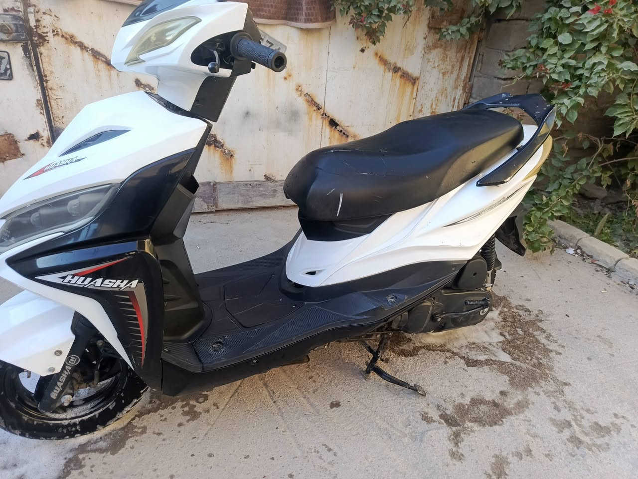 السلام عليكم ورحمة الله وبركاته
للبيع دراجه هواشا صيني لون ابيض بيها دروع ستيل موجودات محرك ماكس بلادي ياباني كابريتر جديده شوته جديده تايرات جددكهربائيات كلها شغاله هندر شغال  باتري جديد  للبيع ب450وبيها مجال مكاني ناصريه الأسكان الصناعي للاتصال(***********)
