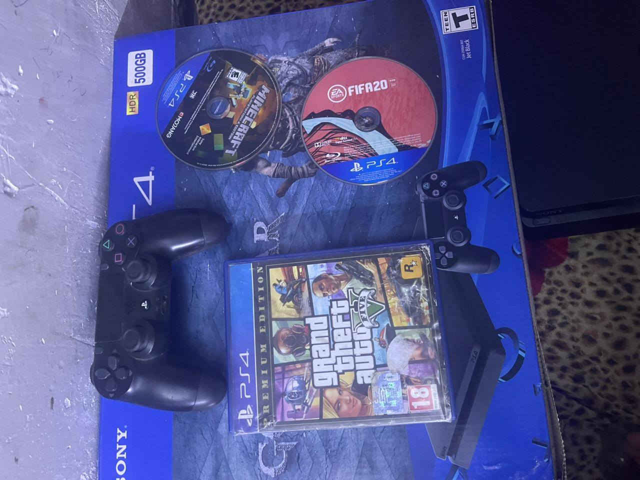 بلي فور سلم نضيف مع ثلث أقراص ثانان بدون غلاف واحد مع غلاف ذكرة ٥٠٠كيكا مع جوستيكة واحدة  
الموقع بغداد  علي الصالح قرب العلوي
الرقم ***********
السعر ٢٢٠وبي مجال بسيط
