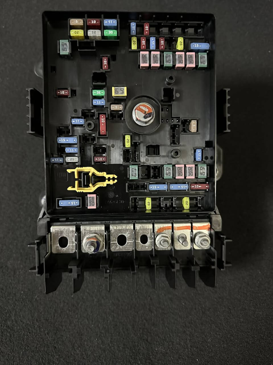 السلام عليكم 

من رخصه الادمن المحترم //

قاعده فيوزات اصليه تفصيخ مال ايكونكس وتيران شكل الجديد 2025 لل 2026 شرط الفحص , بغداد واتس اب ***********
