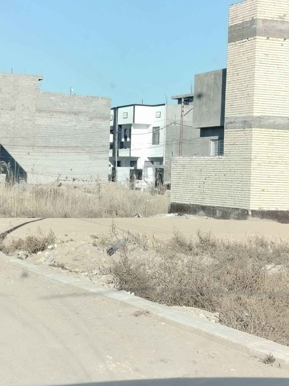 قطعة ارض للبيع المساحه 50 متر
الواجهة 6,50 متر 
 سند 25 إقرار محكمة 
خدمات كامله (ماء وكهرباء وتبليط من شارع بغداد لباب القطعة ومولده)
الموقع طريق كربلاء / بغداد سايد الدخول عمود 37 أو عمود 12 مقابل حي العباس يعني للقطعة مدخلين  
السعر 30 مع المجال 
للتواصل ***********
