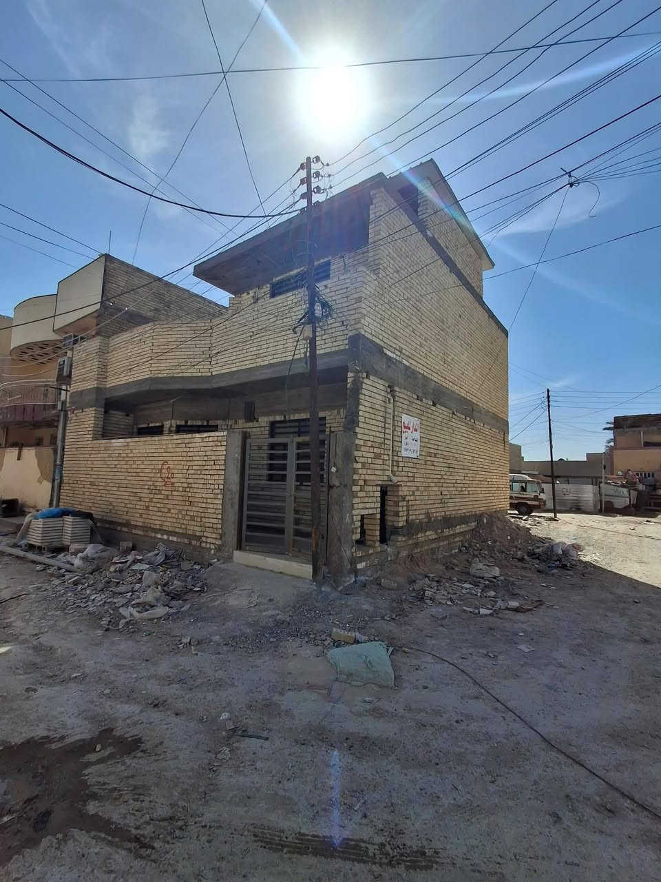 بيت للبيع مساحه 100متر مربع (١٠×١٠) ركن طابو زراعي سند ٢٥
بناء حديث سنة ٢٠٢٦  طابق ونص يتكون من استقبال وصاله ومطبخ وغرفة نوم وحمام جوه
 والطابق الثاني غرفة وهول كبير وحمام وسطح 
العنوان : الزعفرانية/ نهاية شارع المعهد/ محلة 962 خلف مدرسة السلام 
التواصل : الاتصال على الرقم *********** 
او المراسلة على الواتساب *********** 
موقع البيت على الخريطة : https://maps.app.goo.gl/Ex2bJVUG3SKPyUJx8?g_st=aw
