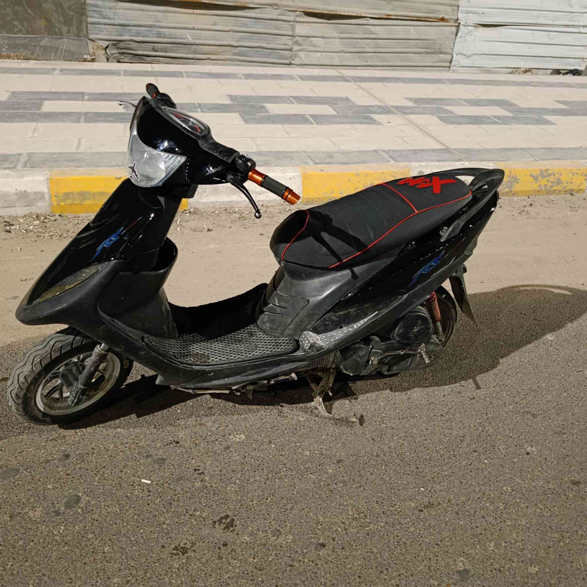 السلام عليكم
ماكس عدله للبيع 
الدراجة بيها تزويدات خارجيه أو مكينه 55 ما بيها لا تبخير ولا تنقص دهن 
كلشي ما ناقصه كهربائيات كلها شغاله عوزها بس سلف 
تايرات جدد 
كفراتها البلاديه موجوده 
السعر 550 أو بيها مجال 
ناصرية مركز قرب مستشفى التركي
الرقم:***********
