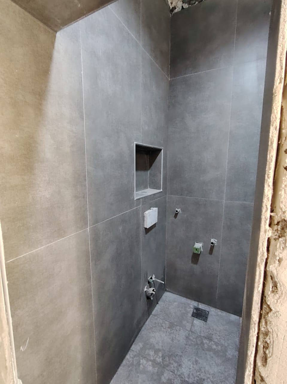 السلام عليكم خلفه سيراميك ارضي وجداري شغل مضبوط متفرغ حالين لعمل داخل البصره. ***********
