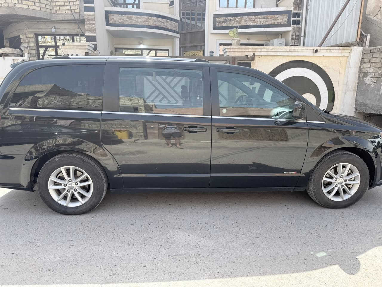 🚗 دوج كرفان 2019 - فول مواصفات للبيع 🚗
اللون: أسود ملكي.
 المواصفات: فول مواصفات (أبواب وجنطة شفط كهرباء، شاشة أمامية + شاشة سقفية، كراسي تختفي بالأرضية ، تشغيل عن بعد، تبريد 3 قطع).
 الممشى: [112.435 ميل]
 الحادث والضرر: بيبان فقط ومصبوغة (كلير) خارجي، دواخل وشاصي ولغد كله مكفول وبشرط الفحص.
 الوضعية العامة: كير ومحرك وحدادة وتبريد 100% وجاهزة من كلشي.
 الرقم والسنوية: بأسمي 
💵 السعر:180] وبيه مجال للشراي.
📍 المكان: [بغداد]
📞 للتواصل: ***********
