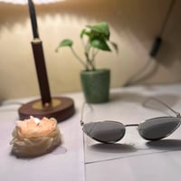 مو كل نظارة اسمها ماركة… الماركة تنعرف من أول نظرة. 🖤✨  إذا تحب إطلالة...