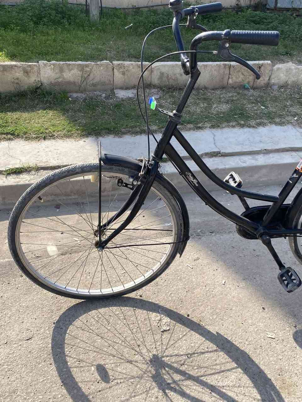 سلام عليكم بايسكل بناتي للبيع ألون اسود حجم 26 بايسكل نظيف من كلشي السعر 85 وبي مجال اتصال على واتساب *********** الدورة حي اسيا
