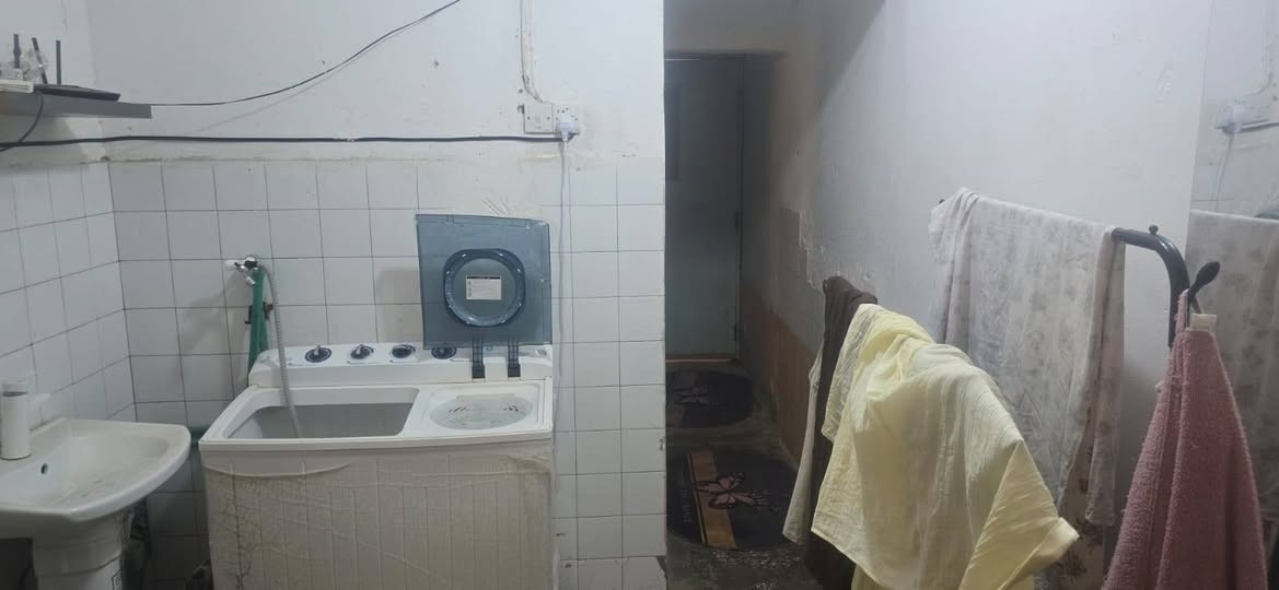 بيت للبيع ٢٧٠ دار
منطقة  ٢٧٠ دار 
مساحة ٢٧٠ متر.... واجهة البيت ١٤ متر... النزال ٢١ 

البيت طابقين ... الطابق الأرضي غرفتين واستقبال وصالة ومطبخ وصحيات داخلية وخارجية وتهوية وحديقة  وطارمه

الطابق الأول يتكون من غرفتين وسطح 

البيع بسعر مناسب جدا وقابل للتفاوض

فمن يرغب الاستفسار أو الشراء الاتصال على الرقم 
***********
