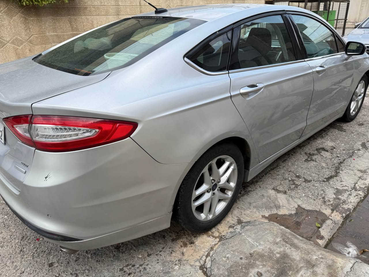 فورد فيوجن  2016 بجم كبس بيها ضربه بالجاملخ خلفي وشوي من باب خلف سايق وبيها مكانات بارد موصفاتها sel تبريد خلفي شاشه  مواصفاتها معروفه 
*********** أربيل, العراق
