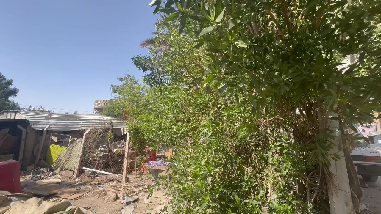 السلام عليكم بيت بحي الشهدا قرب مكتب الرشيد مساحه 200 متر عله ساحه بي حديقه تقريب 200 متر اربع غرف نوم صاله ستقبال البيت من الداخل عايز صبغ وترتيب السقف كونكريت مسلح  السعر ***********
