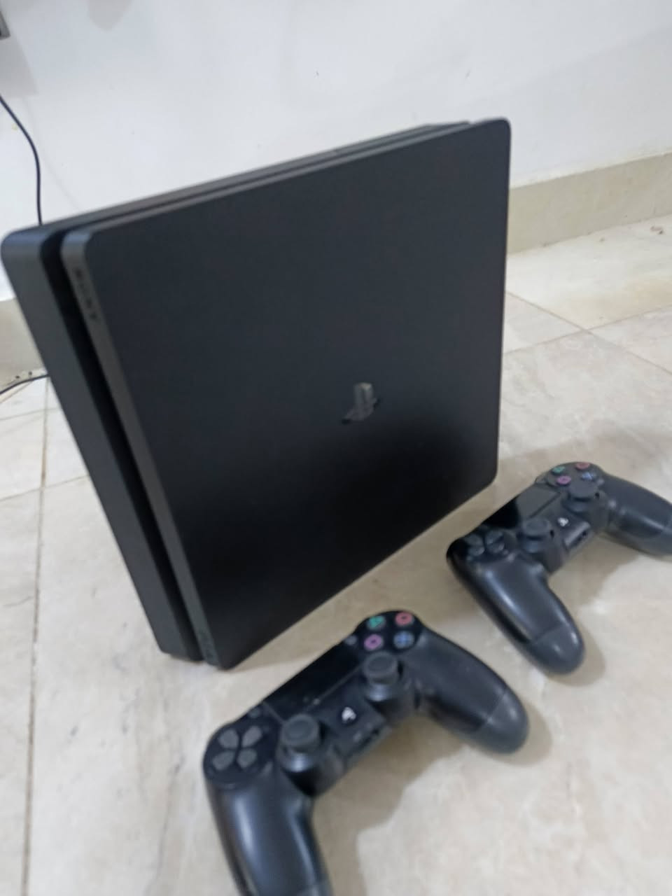 بلايستيشن فور سليم للبيع لوك  ما مفتوح هوه وملحقاته مع ثنين جويستك وحساب بيه ألعاب تومب رايدر وبتل فيلد لعبه مال حرب وبوبجي وبيس 25 وروقت ليق وباتمان اركام نايت للاستفسار ومعرفة معلومات أكثر مراسله خاص


**إذا كنت صاحب هذا الإعلان وتريد حذفه لأي سبب، رجاءا أرسل رسالة إلى الدعم الفني**