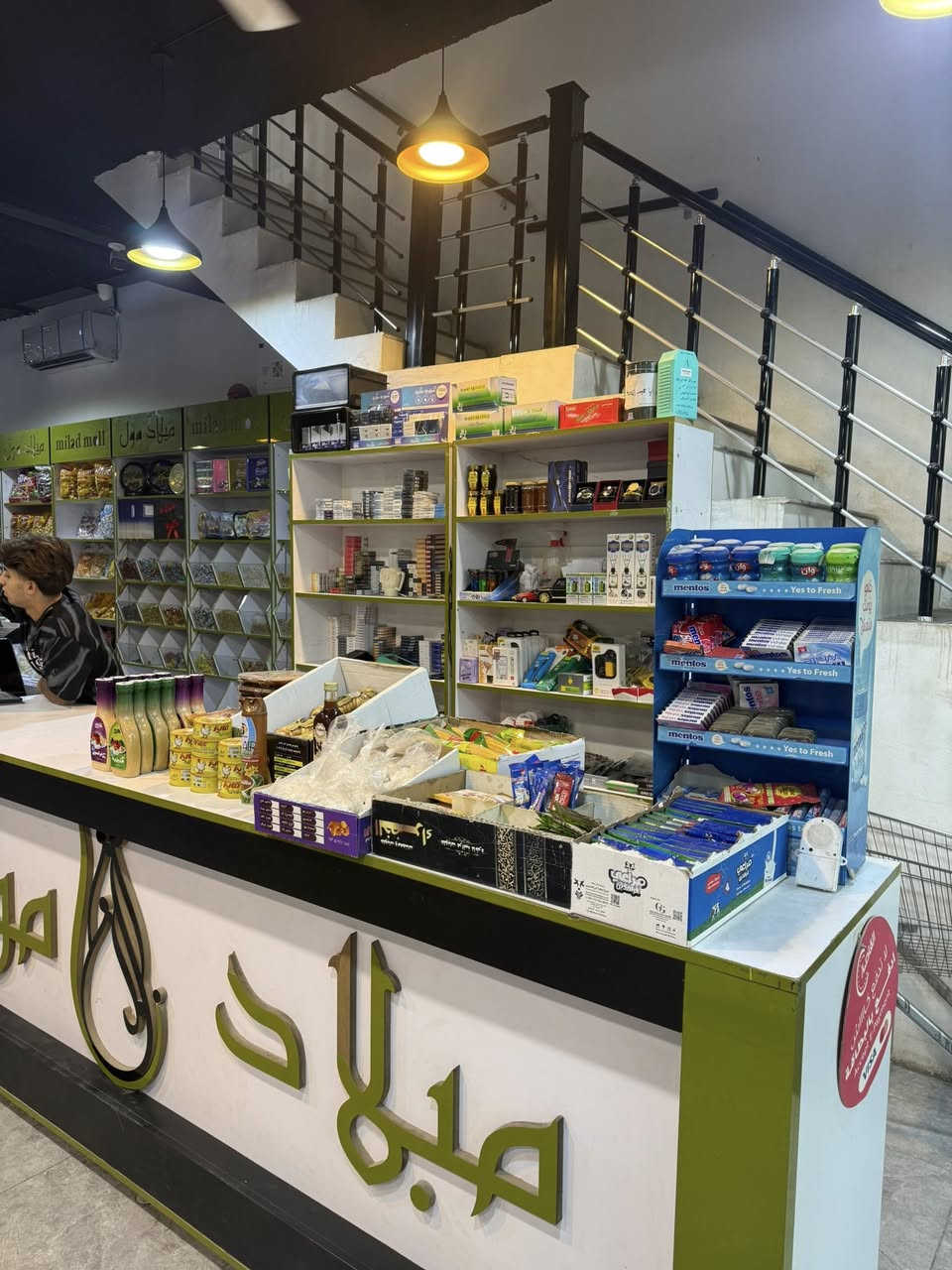 سلام عليكم 

موول للبيع مساحه 200 متر طابقين والثالث مخزن يعتبر 

بيه مولده خااصه 100 كيفي كاتم جونديار مؤثث كامل 

الطابق الاول 

مواد غذائية متكامل كلشي متوفر بيه يعتبر سنتر 

الطابق الثاني 
مواد منزليه كوزمتك العاب ملابس نسائيه احذيه كلشي متوفر 

العنوان النجف 
سايدين ميلاد فااو 

الشراي يتصل ***********
