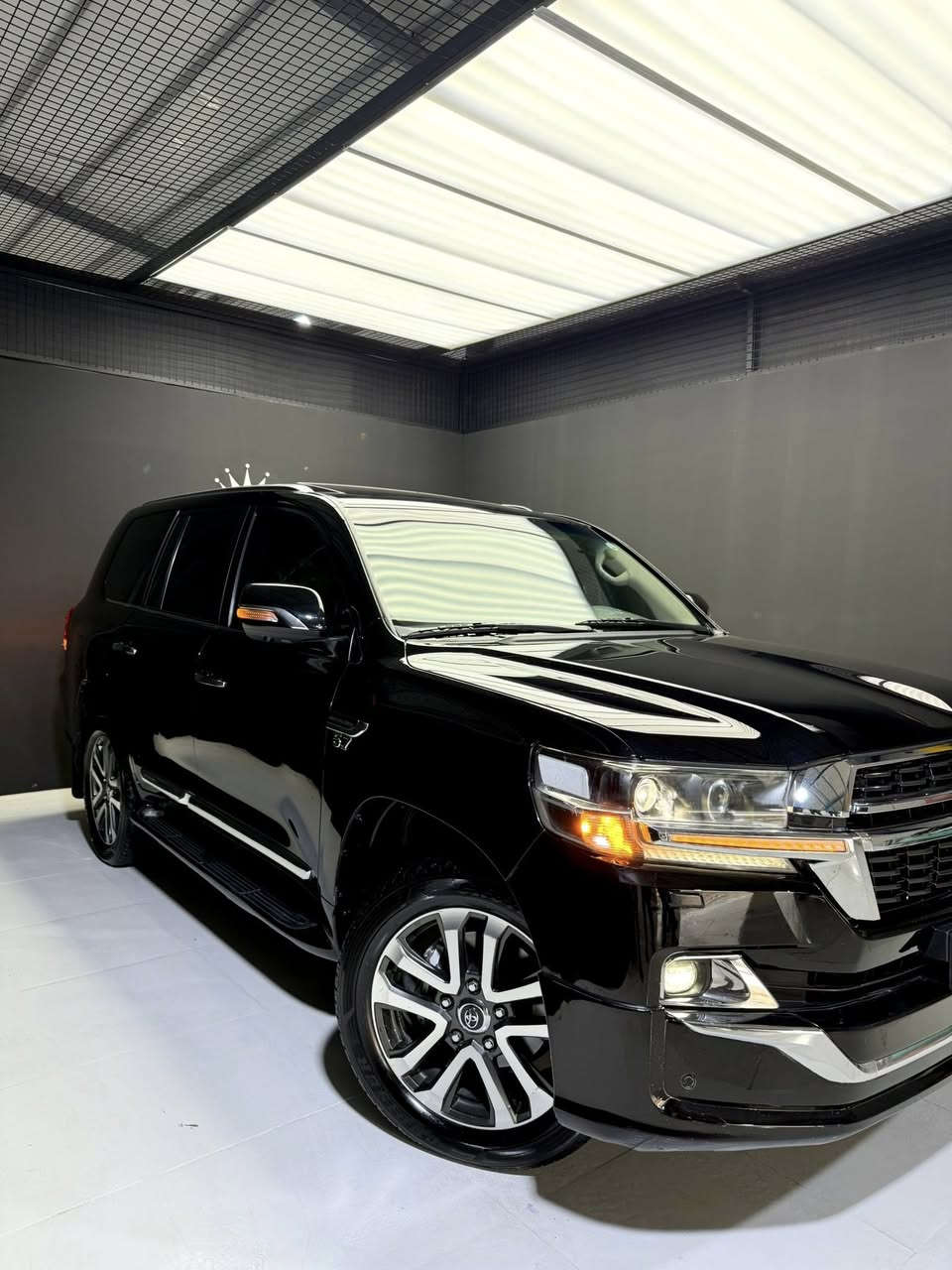 بسم الله
⚔️ Land Cruiser - VXR - Black Edition  ⚔️

السيارة خليجية وكالة ساز مكفولة من الصبغ والتبديل والبارد والفتح حتى الدعاميات ومغلفة PPF ظمان 10 سنوات بالعافية الي تصير من نصيبه 

📦 كير ومحرك كفالة من الفتح والصوت وكلشي 🪬

السعر :- 53,500$ يعني 535 ورقة وبيه مجال قليل

مكان السيارة :- سليمانية 
الموديل :- 2018
اللون :- اسود 
المحرك :- V8 5.7 محرك لكزس
العداد :- 82 الف كيلومتر حقيقي بشرط الفحص 

المواصفات فول باب اول SAS 🦅🔥

:- بصمة - سلايد - تشغيل عن بعد - كاميرا 360 درجة - ثلاجة  - 8 ارباك - مرايات شفط - حساسات  - كشنات جلد - كشنات كهرباء- تبريد مركزي - انارة داخلية LED- فور ويل 4✖️4 ( دبل اكسل ) - لايتات زينون - 3 شاشات - كيجات لكزس - وبعد المواصفات المعروفة 

السيارة جاهزة وبشرط الكير والمحرك والحدادية والكهربائيات 

رقم اربيل تحويل او وكالة حاظر 
  

للاستفسار اتصل :-   ***********
