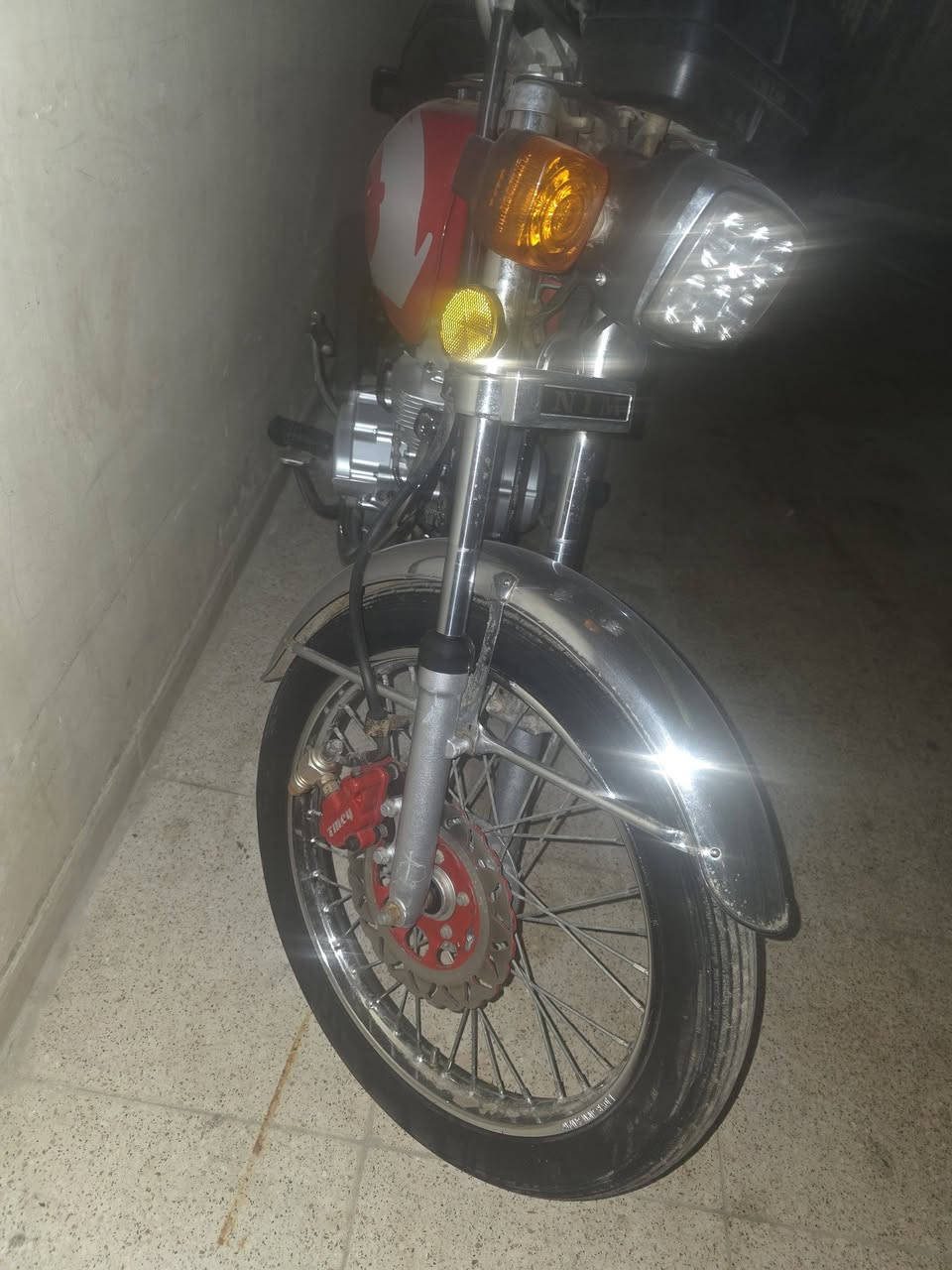 السلام عليكم شباب 
دراجه للبيع ميديل ٢٠٢٤ امتياز صيني 
شوف الصورة والحقيقه تمام السعر مليون دينار
وبيه مجال اوراق من وكيل حتى على رقم بيه تقديم إقرار  رقم الهاتف *********** ميسان
