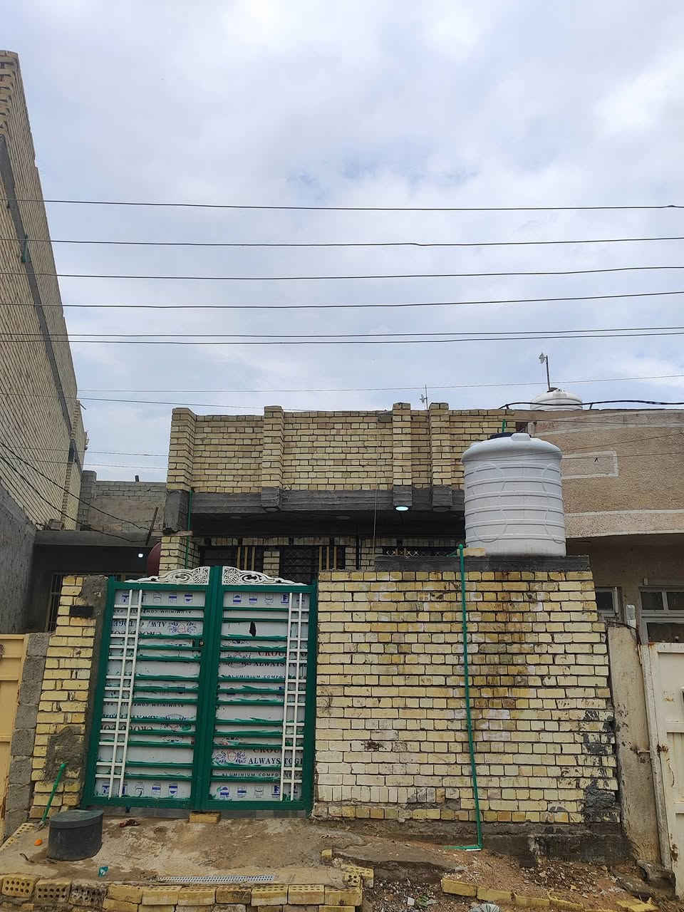 السلام عليكم بيت مساحة 100م واجهة 5 نزال 20 يحتوي على استقبال وممر داخلي وصالة مفتوحة وغرفة نوم مع حمام سويت داخلي بناء حديث وطابوك الاساس رفت مقابل البانزيخانة قريب على شارع على البزل ماء كهرباء ومجاري للاستفسار 
*********** بيه واتساب 
نوع السند 25 بيه إقرار محكمة
