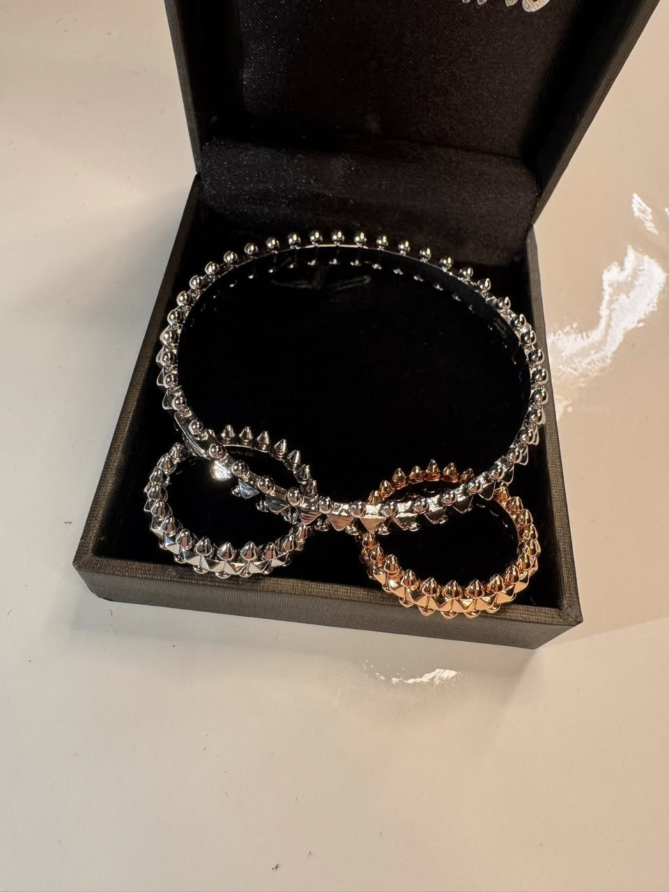 سوار وحلقات من كارتير باله 
حجم الحلقه كبير للحجز مراسلة الصفحة


**إذا كنت صاحب هذا الإعلان وتريد حذفه لأي سبب، رجاءا أرسل رسالة إلى الدعم الفني**