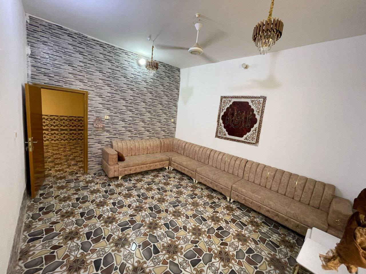 سلام عليكم ورحمة الله وبركاتة
كل عام وانتم بخير
الدار للبيع طابق واحد مساحة(120متر)  بناء طابوق كونكريت مسلح  تفاصيله الدار اكثر. (طارمه-استقبال معزول مطبخ حار  و  بارد معزولات - صحيات خارجية-صالة - غرفة نوم - صحيات داخلية)

الموقع:- كربلاء المقدسة - الحر شارع البوببات عامود 110
 السعر :-100m مع المجال البسيط

 الاتصال :-***********  او ***********
