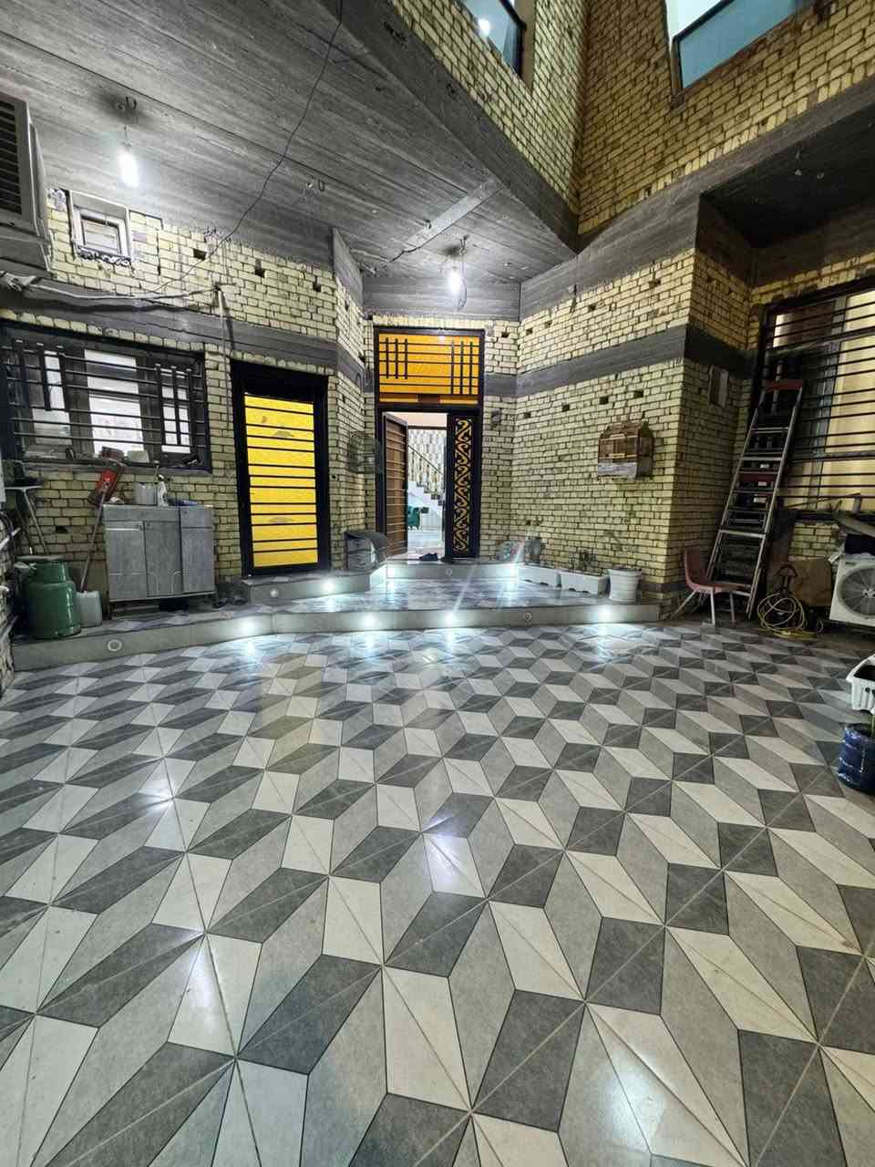 � بيت مميز للبيع – البراضعية ✨

📍 الموقع: البراضعية
📐 المساحة: 250 متر مربع

🏠 يتكون من 3 طوابق ويحتوي على:
🛏️ 8 غرف (بعضها ماستر)
🚿 7 حمامات
🛋️ صالة معيشة واستقبال
🍽️ مطبخ
🚗 كراج
🌳 حديقة
🛗 مكان مخصص للمصعد

📑 خارطة هندسية مع إشراف وتنفيذ:
مهندس سامر الديوان

💰 السعر: 800 مليون دينار قابل للتفاوض

📞 للاستفسار والتواصل:
***********
‏***********
