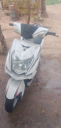دراجه نظيفه مابيها كل شي  كلها شغاله السعر ب400 وبيها مجال  هذا رقمي 0...