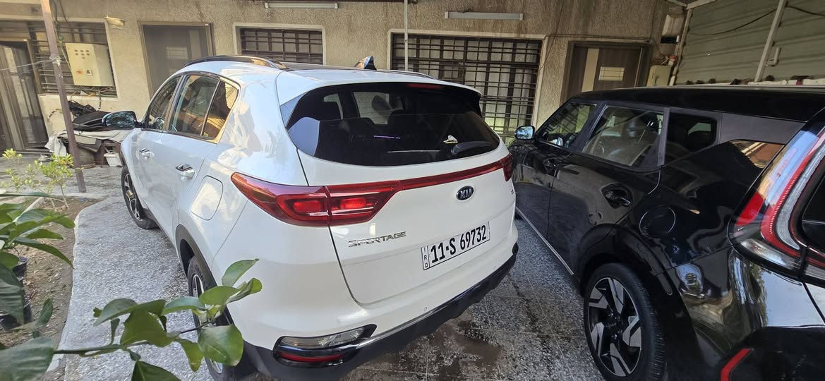 السلام عليك 
عندي هاي الاسبورتج ااامريكي  فووول الفوول مواصفات EX
يعني اعلى فئة موديل  ٢٢
حادثهة فقط الجاملغ الامامي فقططط 
بددددون شاصييي مكفوول
مواصفااات 
بصمة ...  بانوراما... كشنات جلد كهرباء 
بيهن تتدفئة وتبريد 
ويل كب دعاية فول تحكم 
وغيرهة من المواصفات المعروفة 
السيارة جددددا جديدة وفلس متصرف عليهة واحلى من الصور 
السعر المطلوب ١٨٠ وبيهة مجال 
الانصال ***********
