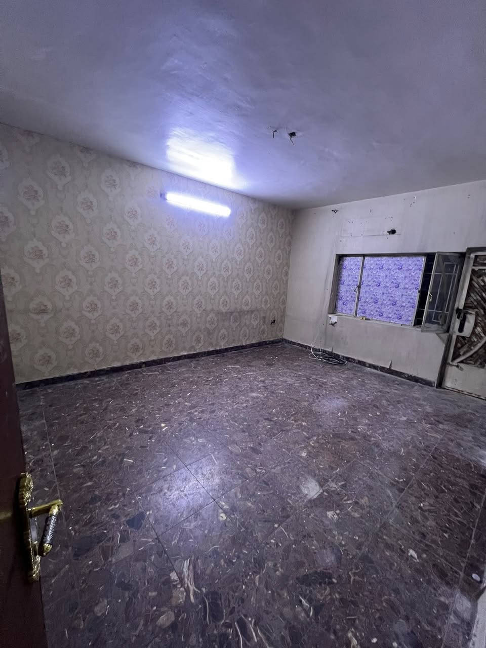 لليجار مشتمل ١٥٠ متر السيديه الظباط يحتوي كراج حديقه صاله مطبخ خدمات صحيه وغرفتين نوم عدد ٢ ايجار ٩٥٠ بي مجال 
***********
