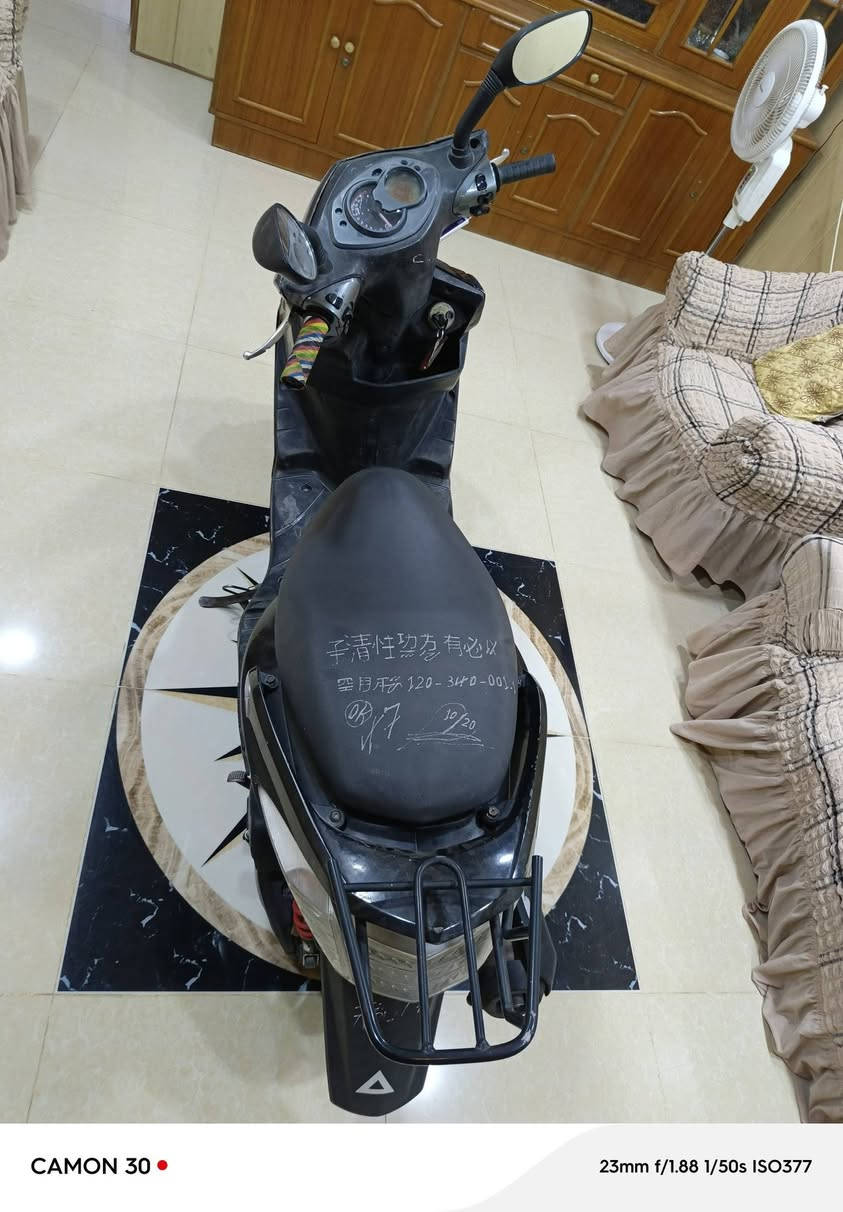 السلام عليكم... 
دراجه سكنس فحل كوري كابريتر للبيع 
كلشي شغال بدون مشاكل محرك كهربائيات شغالة بدون مشاكل فقط الكابريتر تاخر بلتشغيل الصبح 
هندر سلف شغال باتري جديد تايرات نظيفة 
سعر الدراجة٧٥٠ الف بيها مجال بسيط... 
متواجد واتساب //
***********
بغداد راشدية منطقة القدس ...
