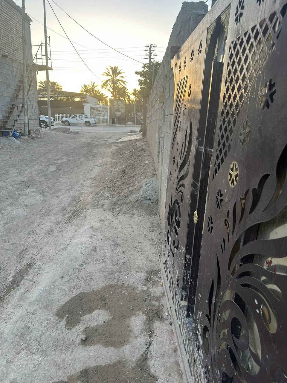 سلام عليكم بيت طابو زراعي البيع المساحه 200متر/يبعد عن الشارع العام 10متار/يتوفر كافت الخدمات /يحتوي البيت علا قرفت نوم /وصاله/ومطبخ /موقع الدار قرب بوابه /***********
