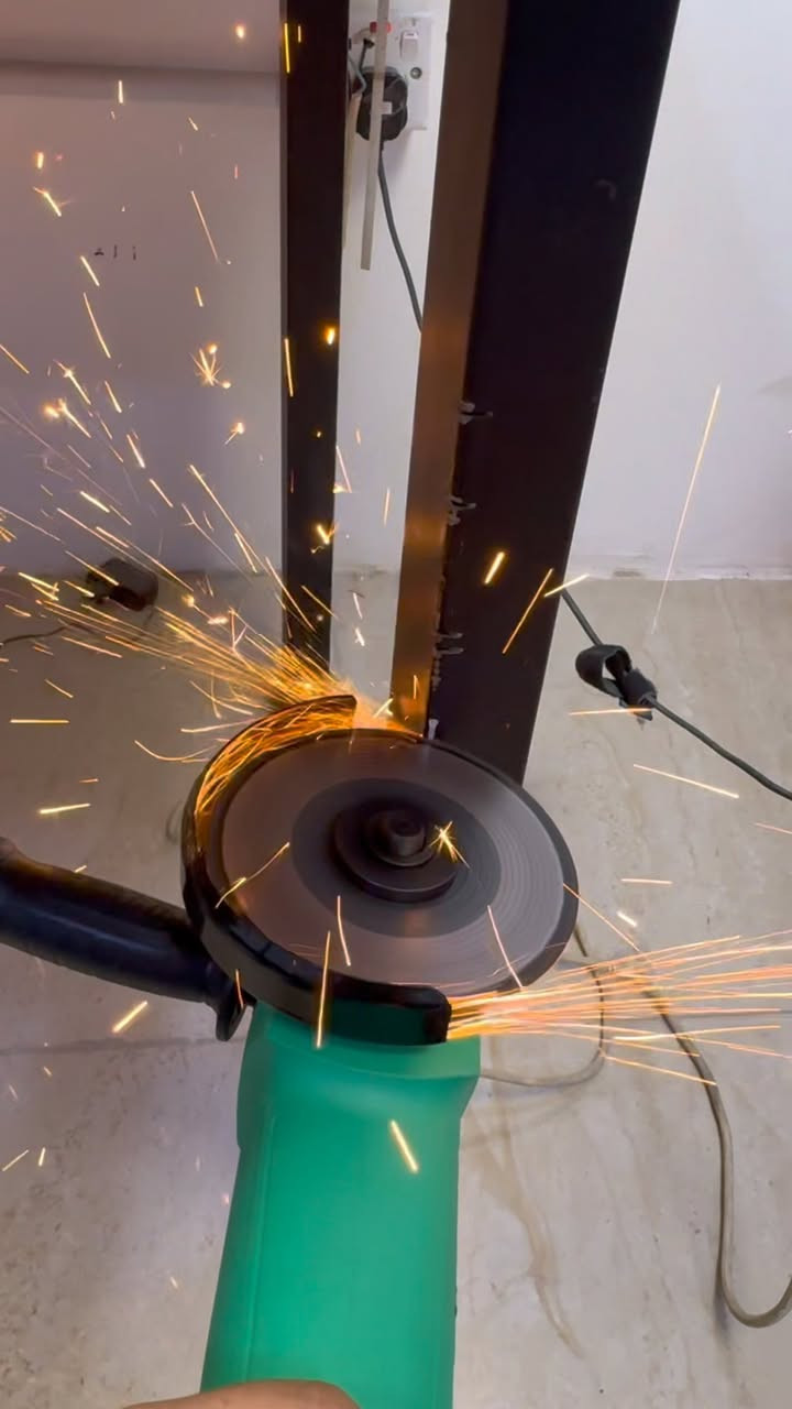 🛠️ كوسرة بارك سايد – 1000 واط، أداء قوي وتحكم عالي!
تشتغل بالبيت؟ بورشتك؟ تحتاج تقص، تصنفر، تنظّف؟

هاي الكوسرة هي أداتك المضمونة! 💪

🔩 شنو تسوي بيها؟

• تقص الحديد، الأنابيب، والمعادن

• تشتغل عالخرسانة والمونة

• تزيل الصدأ أو الطلاء القديم

• تصنفر وتنعم أي سطح خشن

• مثالية للشغل المنزلي أو المهني الخفيف والمتوسط

⚙️ المميزات:

✔️ محرك 1000 واط – قوة وأداء ثابت

✔️ حجم قرص 115 ملم – تشتغل حتى بالأماكن الضيقة

✔️ مقبض جانبي قابل للتثبيت من الجهتين

✔️ حماية أمامية من الشرر – أمان إضافي

✔️ تصميم مدمج وخفيف – ترتاح وإنت تشتغل

✔️ سلك 150 سم – حرية حركة ممتازة
 @الجميع


**إذا كنت صاحب هذا الإعلان وتريد حذفه لأي سبب، رجاءا أرسل رسالة إلى الدعم الفني**